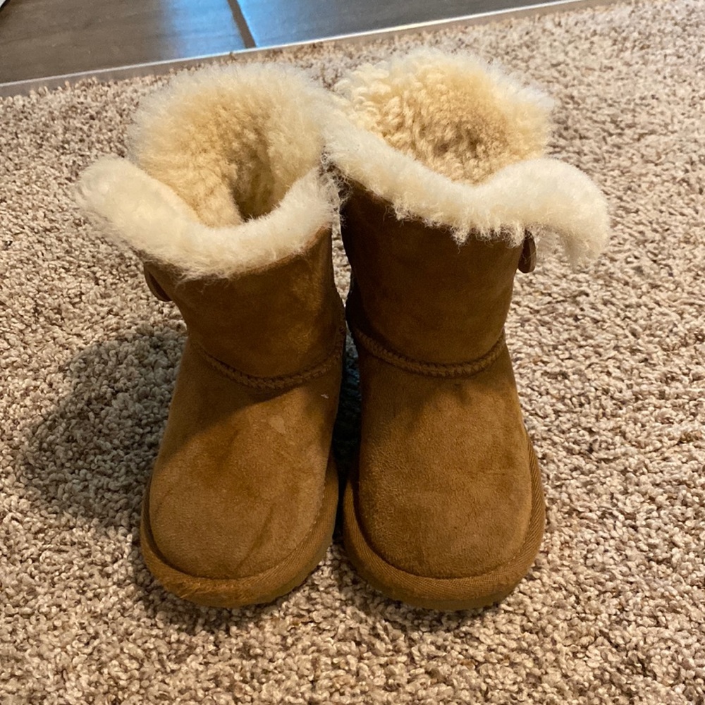 Uggs toddler size 8